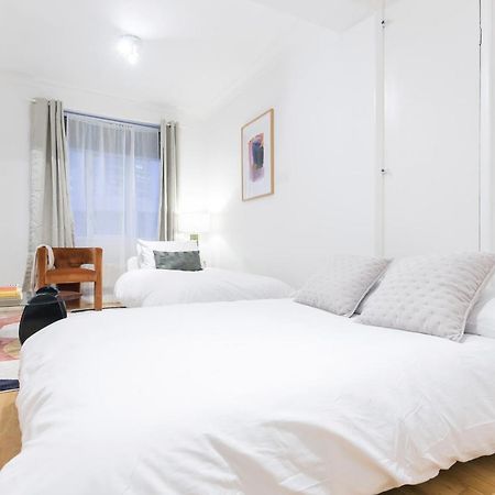 Perfectly Located 1 Bed Apartment Above Tube Station London Exterior foto