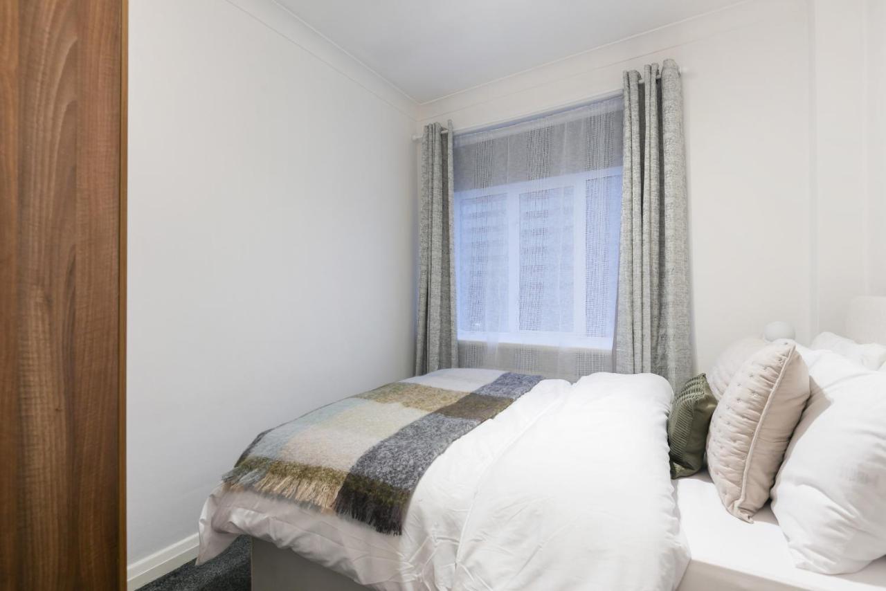 Perfectly Located 1 Bed Apartment Above Tube Station London Exterior foto