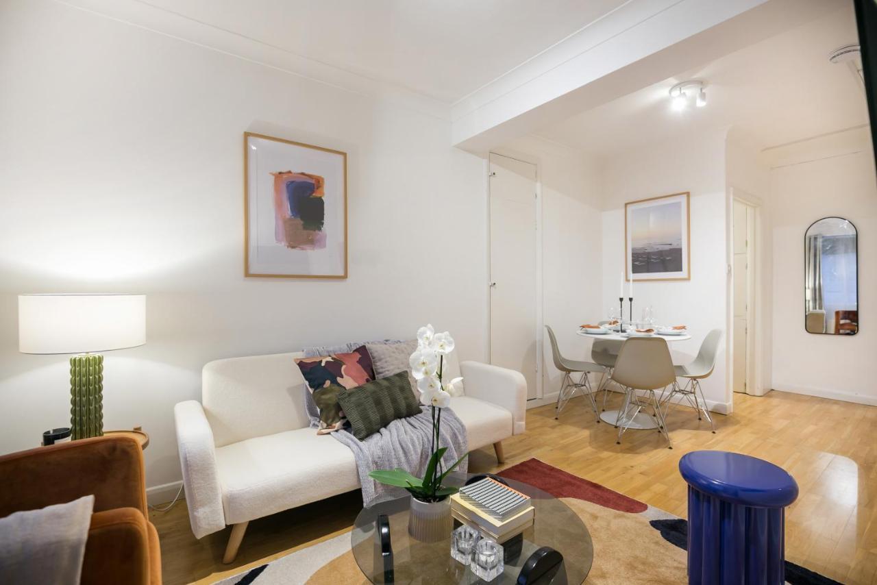 Perfectly Located 1 Bed Apartment Above Tube Station London Exterior foto